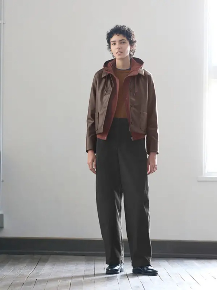 我們另外要推薦的是西裝寬褲的穿搭,以 Uniqlo 最新的搭配例子來說,造型團隊利用西裝寬褲塑造出高腰線之餘,同時也藉由褲款俐落的剪裁,去達到修身的效果