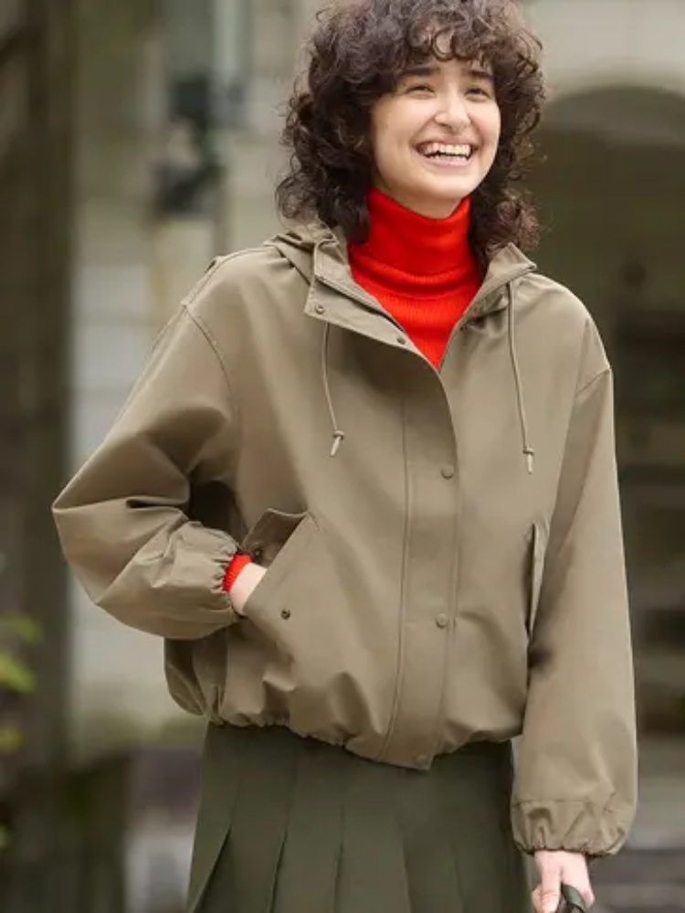 除了拉長腰線的高度外，壓縮上身比例亦是顯高關鍵！在這套搭配中，品牌以短版連帽外套做搭配，色系上延續日系風格常見的大地色為主角。