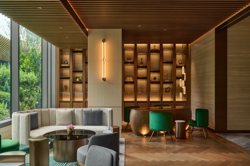 值得注意的是，今年在《台灣米其林指南 2025》中，勤美洲際酒店位於二樓的「明娟樓」首次入選，開業首年即獲專業評審團的肯定。這是一家以粵菜為主軸的餐廳，由擁有逾 30 年粵菜資歷的行政總主廚吳錫卿掌舵，擅長以火候與刀工詮釋食材之美。搭配柔和的木質地板與大理石材質相互拼接，優雅地建構一道道精緻饗宴，成為台中指標性的粵菜餐廳之一。