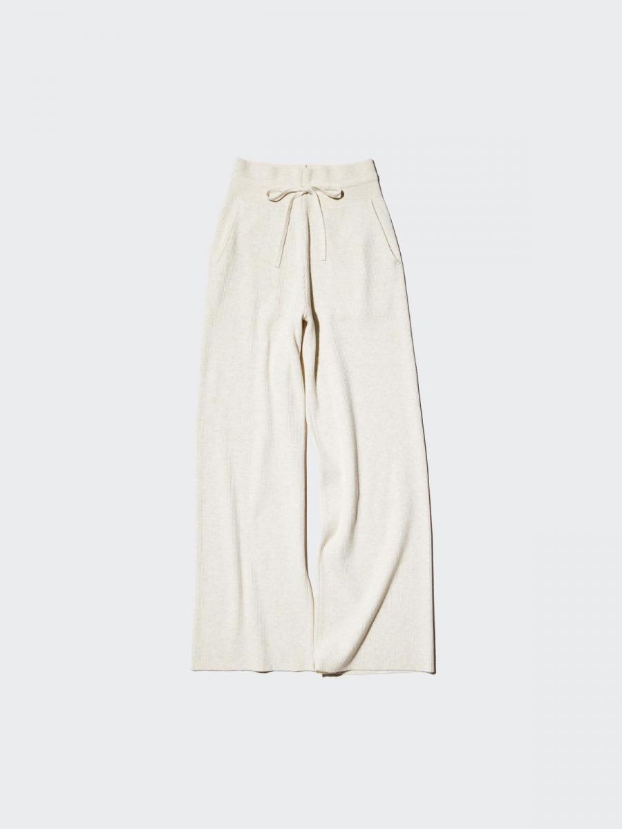 延續舒適性的褲款,這條針織羅紋長褲,以上窄下寬的版型為設計基礎,讓女孩在保有舒適性之餘,同時還能修飾身形。