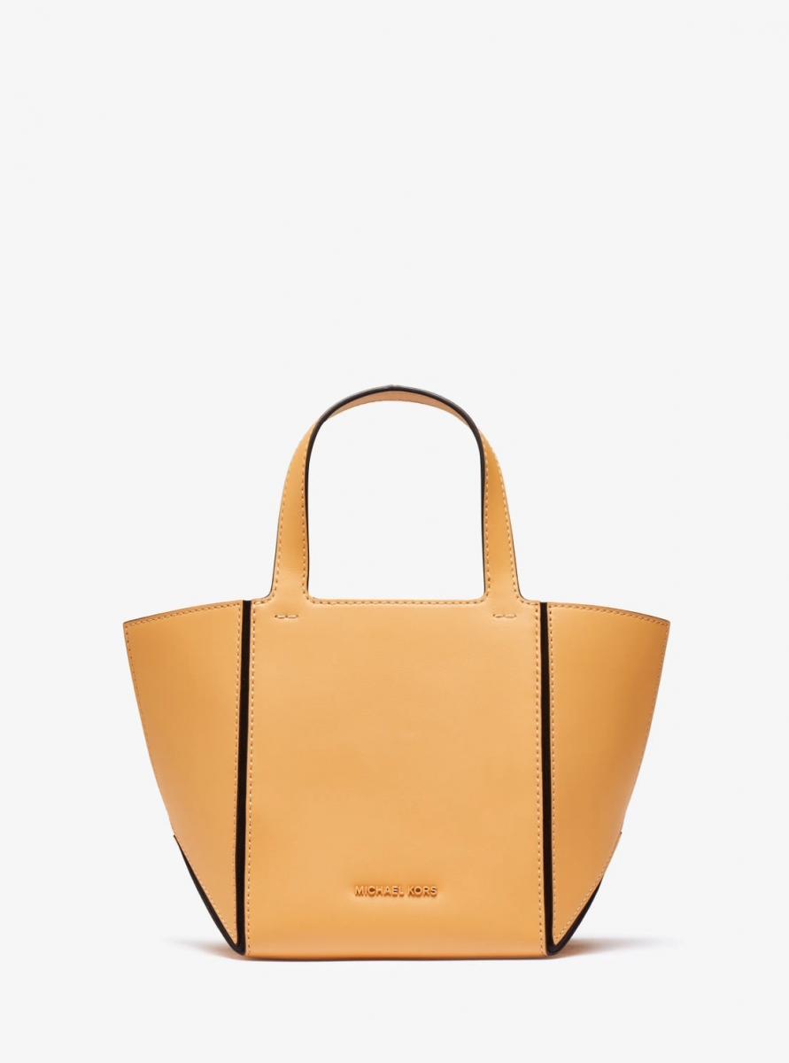 在社群爆紅的「Jordi」包，本季推出了亮眼的黃色，如馬卡龍般的色彩，光用看的心情就能很愉悅。