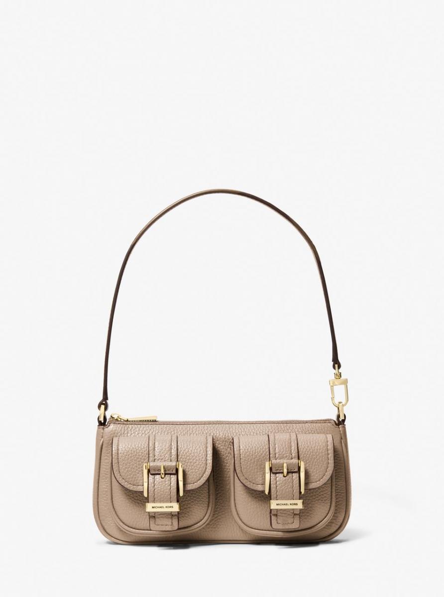 喜歡肩背包的女孩，這款名為「Zoe」的包款請存起來！粒面皮革的設計，加上兩個外置口袋，整體呈現出可愛又不失個性的風情，千元可入手的特性，小資女也能無痛購入！