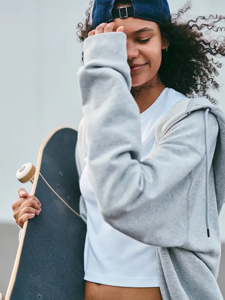 除了上述用連帽外套,或是將衣服下擺紮進高腰褲做出好比例外,若身材許可,其實短版上衣便會是四季都適合的長腿穿搭。