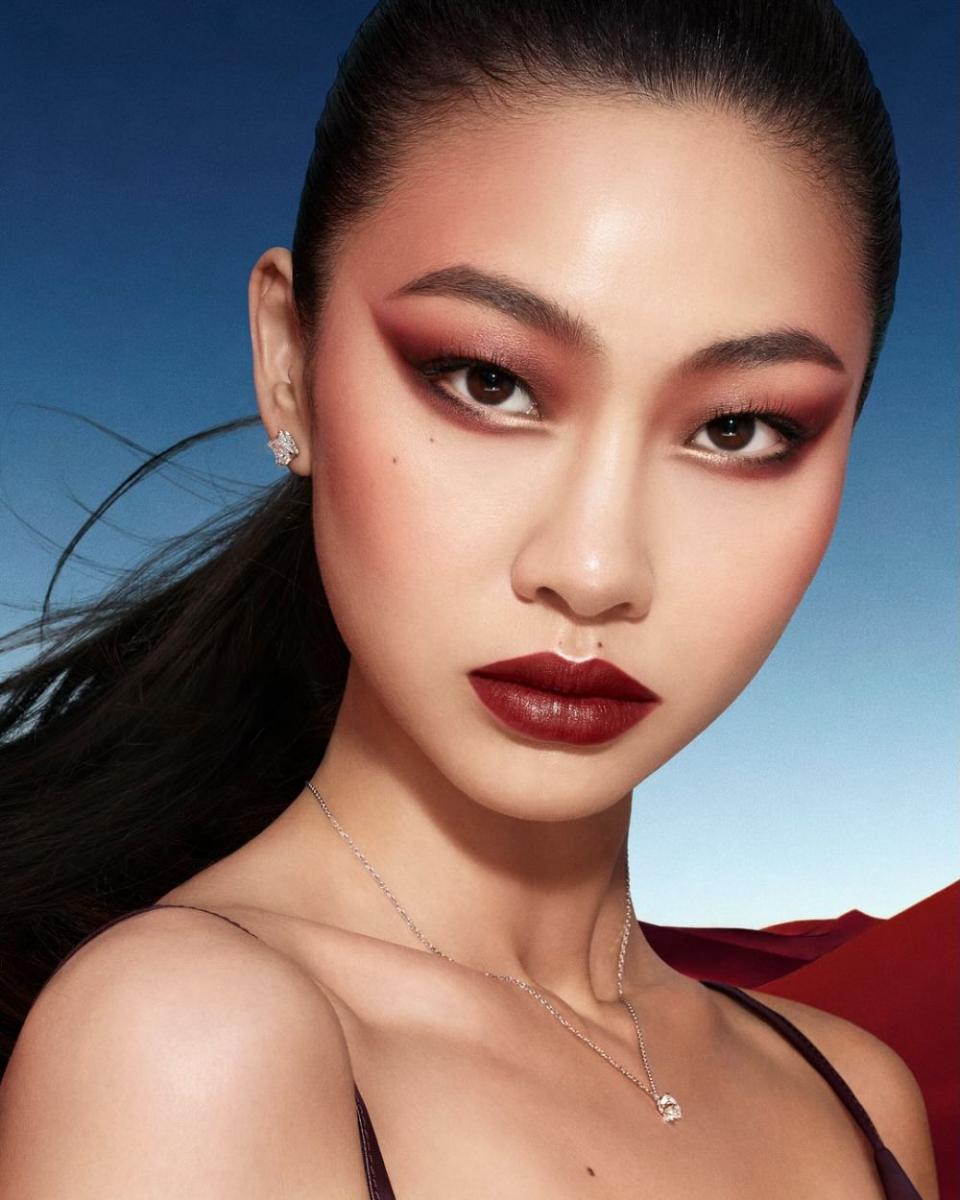 值得注意的是，LV 首款彩妝系列的全球首發地，選在南京的德基廣場，設立全球首家香水美妝獨立精品店，顯示：品牌對亞洲市場的高度重視。從各大集團財報中不難發現，美妝在亞洲市場出現年輕化、精緻化、情感導向的趨勢，透過社群平台的渲染，越來越多亞洲年輕人，願意投資高級彩妝，也成為全球主要的消費者之一。