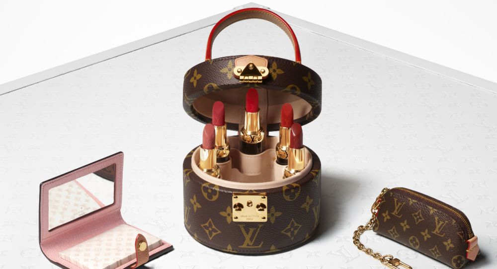 創立逾百年，LV 史無前例地推出首款彩妝系列，一點也不馬虎，聘請世界頂尖彩妝師帕特‧麥格拉斯（Pat McGrath）與調香大師雅克‧卡瓦利耶（Jacques Cavallier Belletrud）跨界合作，不僅是技術層面保證，更是品牌創意與工藝融合的具象化展現。