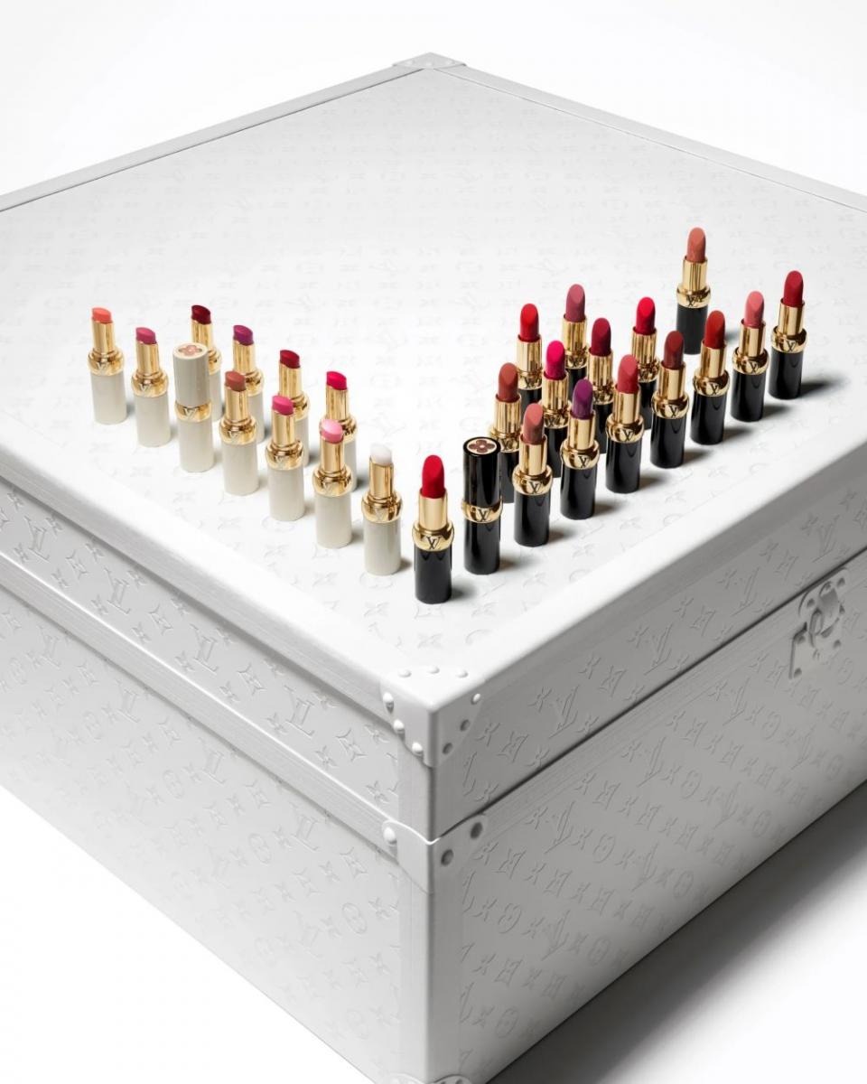 此外，搭配的專屬皮具小件（如唇膏皮件、收藏盒等），在呼應這個皮件起家的法國品牌之餘，更提升商品單價與使用場景的完整性，將高級美妝推升至可收藏、代代相傳的藝術精品。