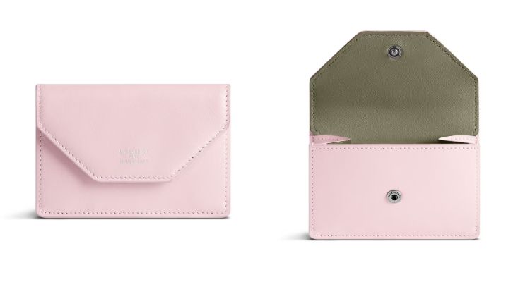 Balenciaga經典信封式設計，以花瓣粉紅色光滑皮革演繹，將品牌一貫的俐落線條與都會態度融入浪漫色調之中。