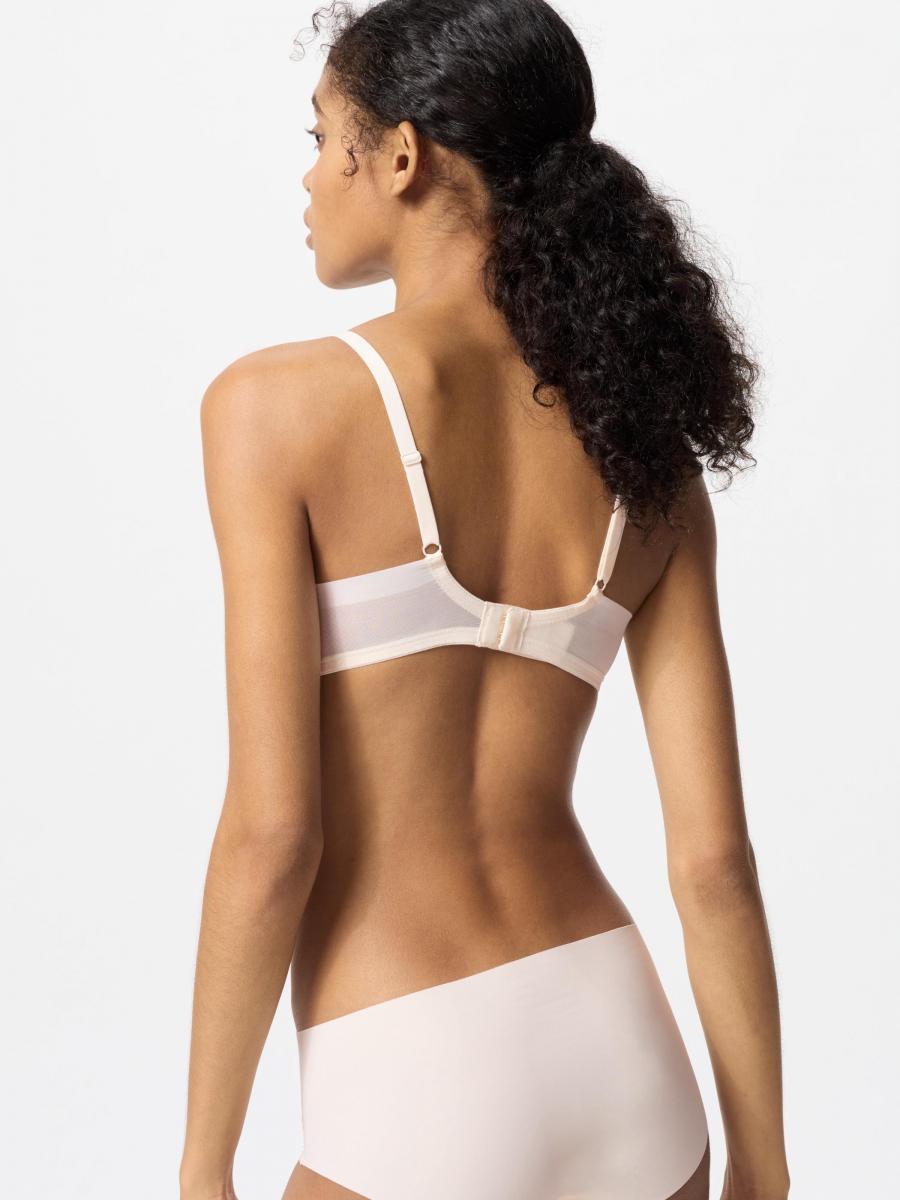 四排扣設計與可調節的肩帶細節，使它能靈活應對身體狀態的變化，穩定而不失輕盈。