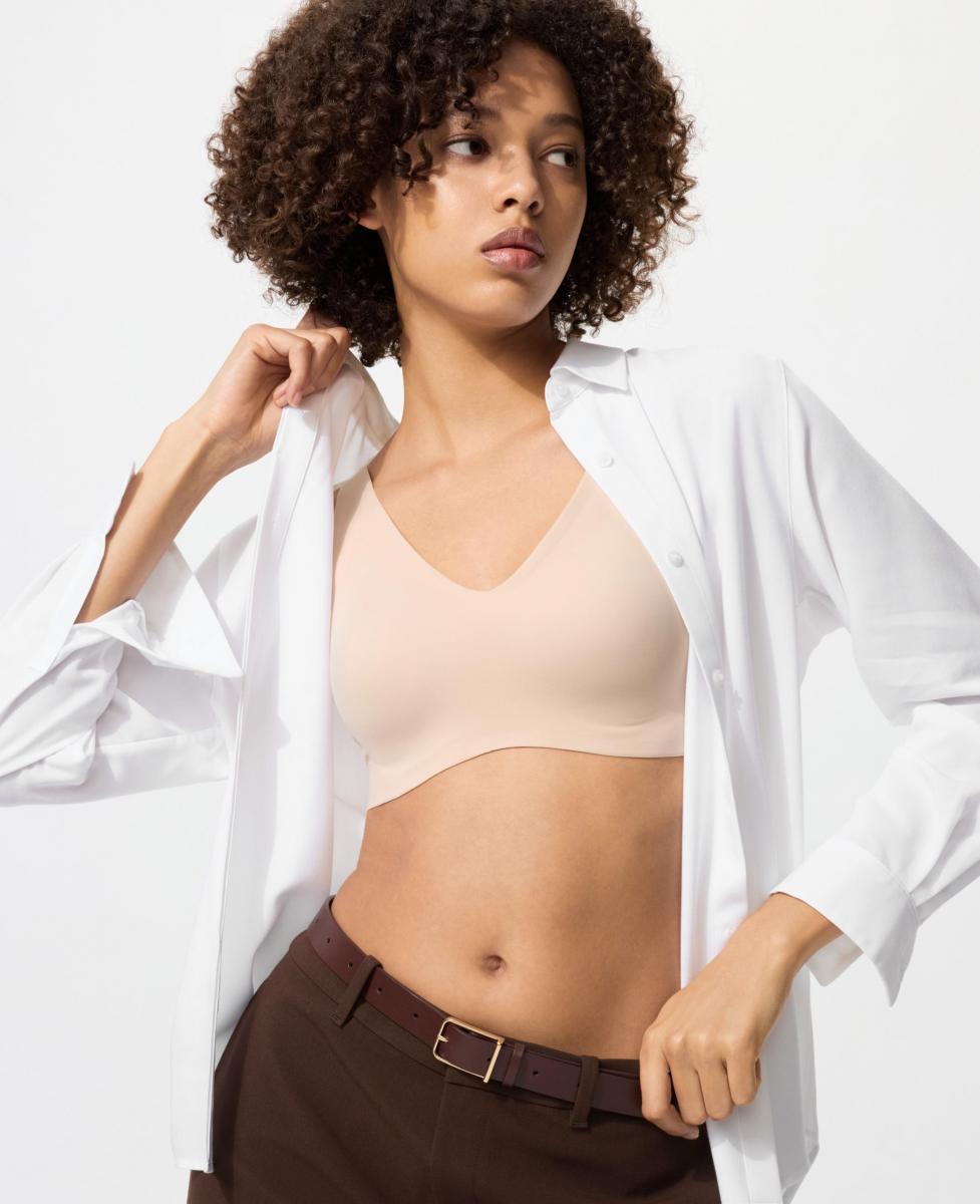 裸感系列是一種「消失的存在」，穿上後幾乎無感，卻能悄悄修飾曲線。