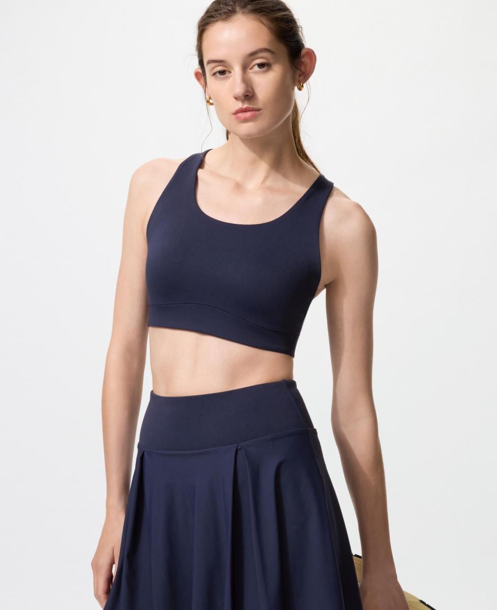 對於需要運動的女性而言，這款運動胸罩是「動能與支撐」的絕佳平衡。胸墊內部的支撐片與彈力網布，有效減少運動時的晃動感；胸墊與主體一體成型設計，確保穩定包覆。