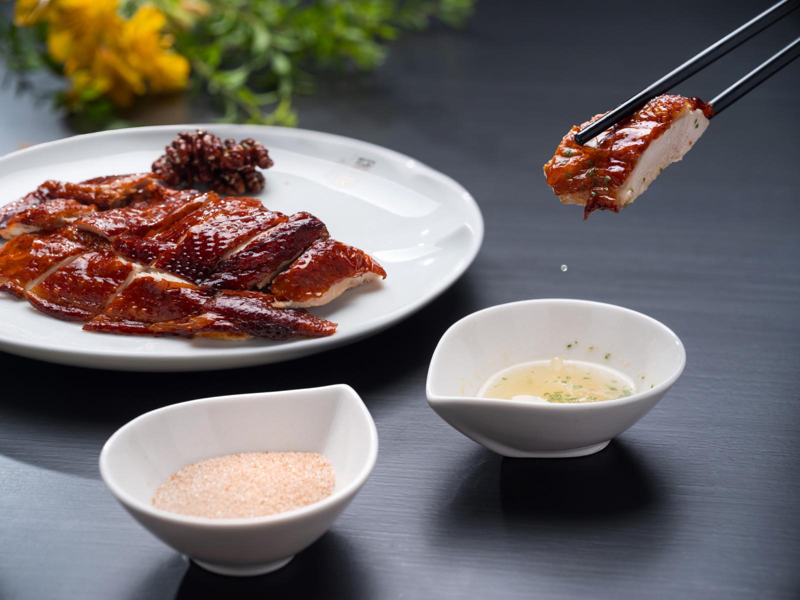 脆皮雞這道看似簡單的粵菜經典，其實最能體現廚師的專注與堅持。為了找到最佳風味，最終選定台南走地雞，皮薄、油脂分布均勻，最能呈現酥脆與鮮嫩的平衡。