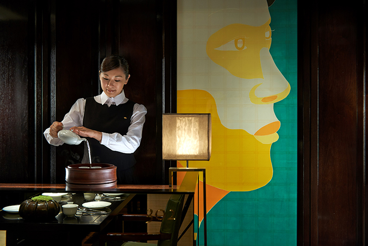 除了對優質食材與菜餚色香味俱全的堅持，提供賓客盡善盡美的細膩服務亦是摘星的關鍵之一。