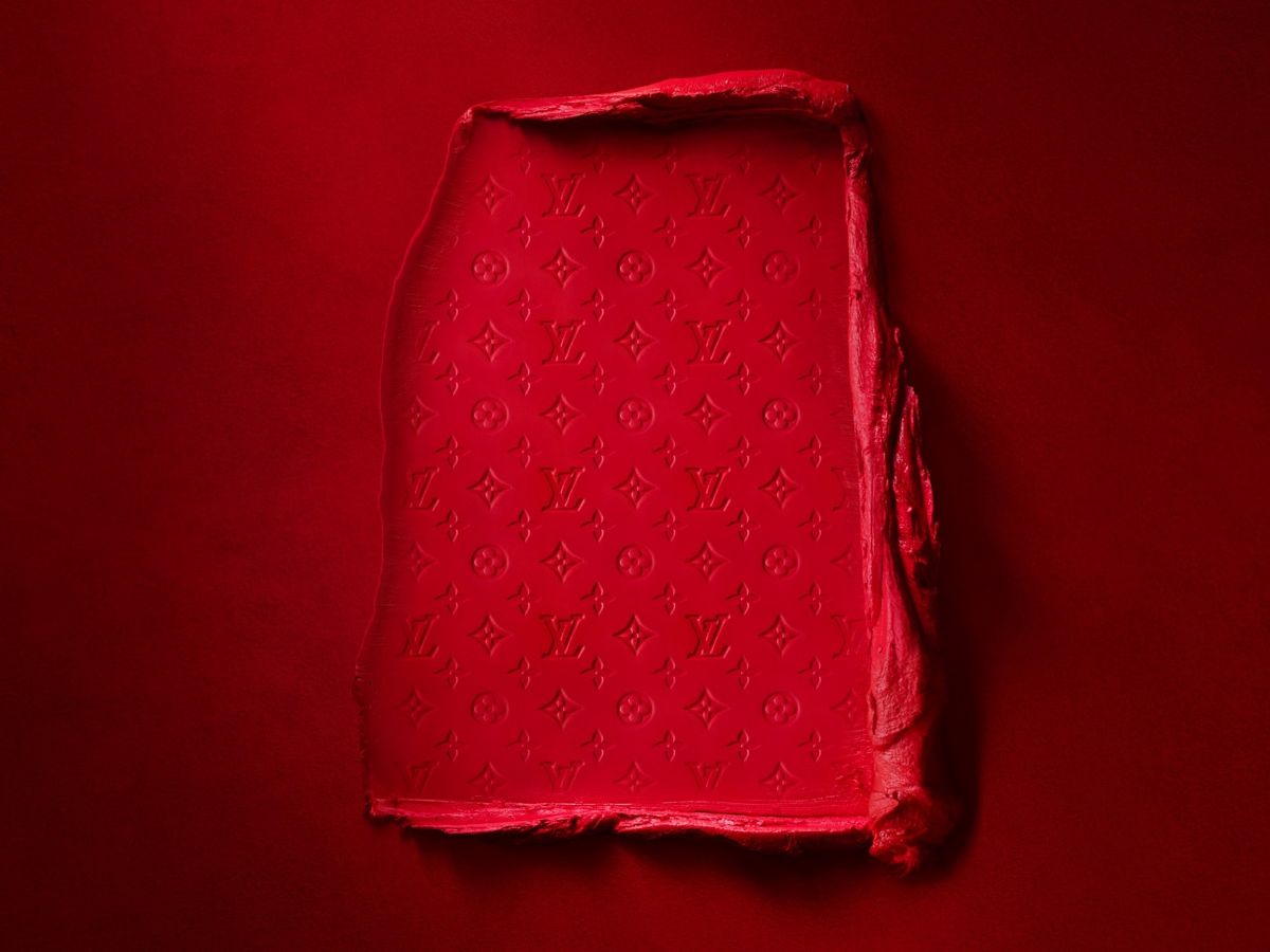 LV 推出的首款美妝系列命名為：La Beauté Louis Vuitton。在定價上，全系列唇膏與潤唇膏：新台幣 5,300 元（補充芯：新台幣 2,300 元）；全系列眼影盤：8,250 元（補充芯：新台幣 3,050 元）。