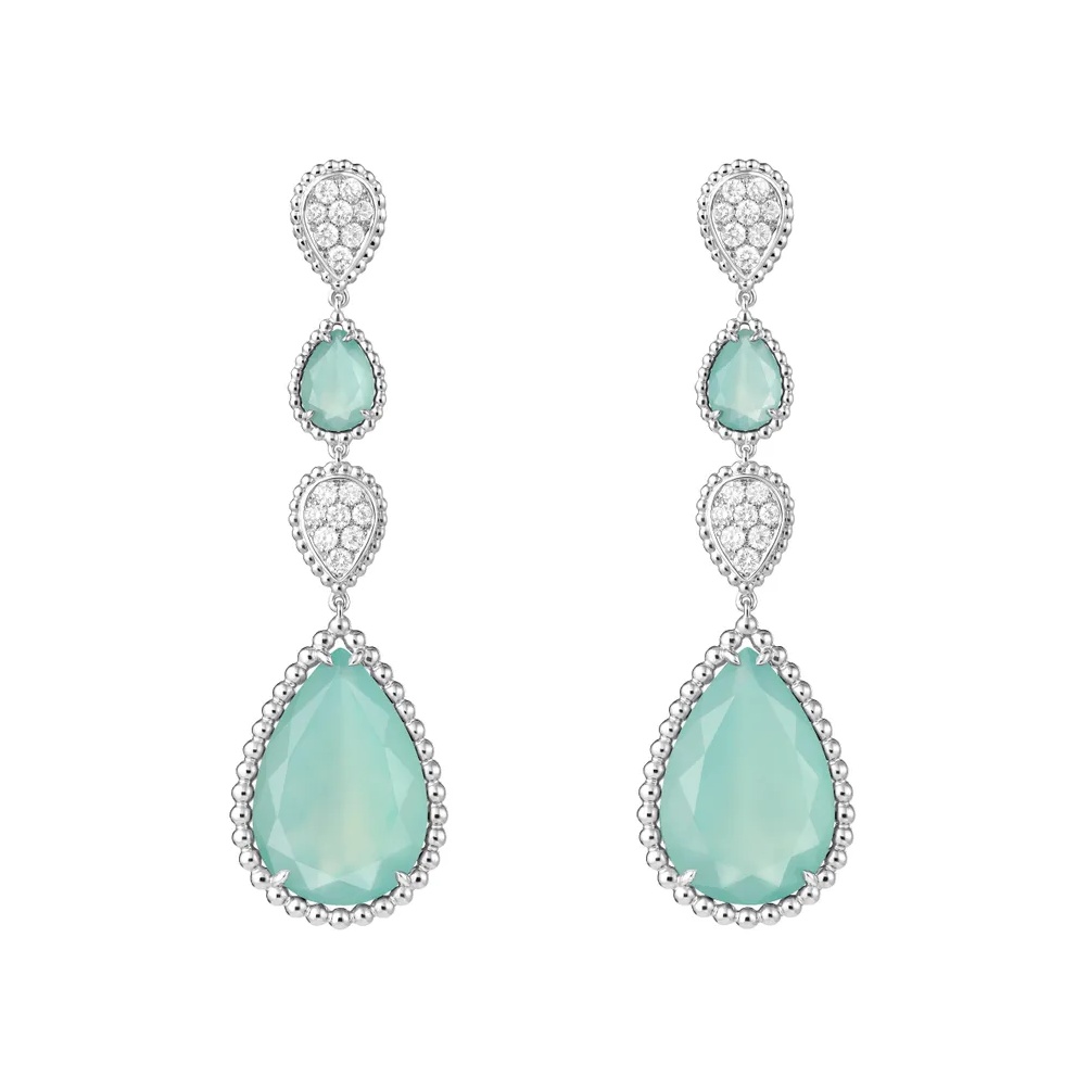 綠玉髓以蘋果綠般的色澤聞名，純淨明亮，帶著清新的朝氣。古希臘人相信它能帶來喜悅與成功，因此常被用作護身符。