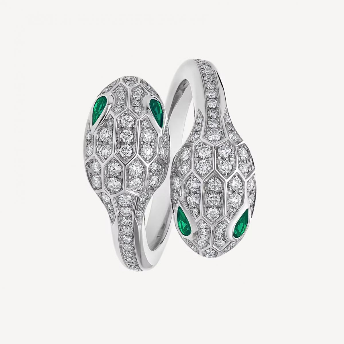 綠色寶石的世界，就像一座四季不斷的花園，從祖母綠的尊貴，到孔雀石的靈性，再到葡萄石的清新，每一顆都蘊含著不同的故事與能量。