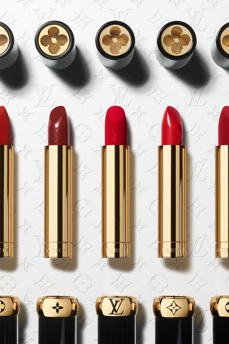 過去 10 年來，各大精品紛紛釋放同樣的訊息：彩妝，亦是奢侈品。從普拉達（Prada）、愛馬仕（Hermès），以及古馳（Gucci）等，陸續搶佔全球美妝市場。去年，Miu Miu 更攜手全球最大美妝集團萊雅（L’Oréal），開發自主美妝系列。