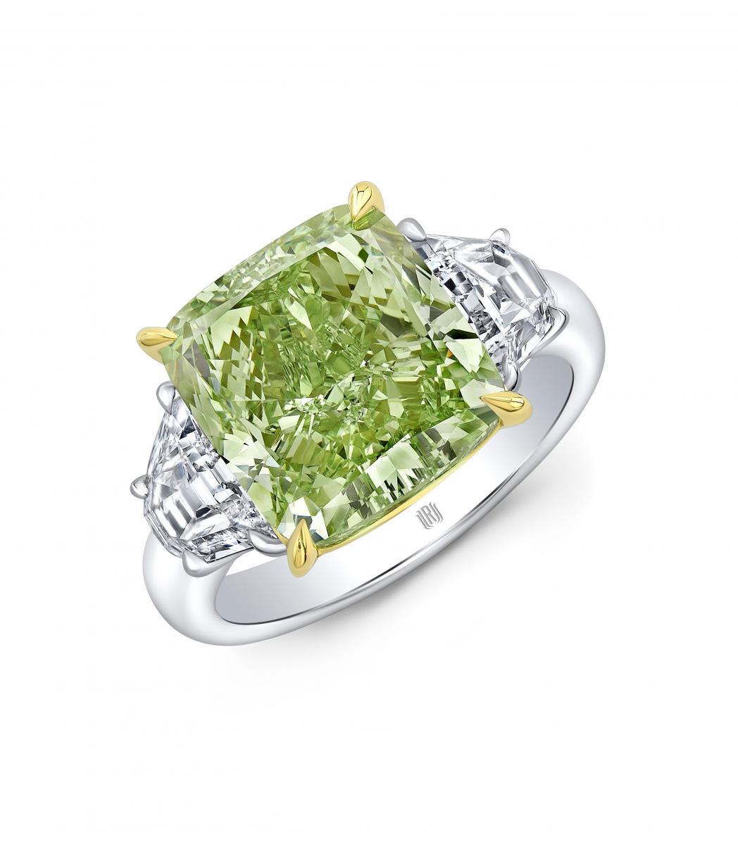 綠色鑽石是鑽石界中的珍稀寶石，因天然輻射作用而形成獨特的綠色調，非常罕有。它同時擁有鑽石的高硬度與稀有色澤，因此在拍賣市場價值極高。