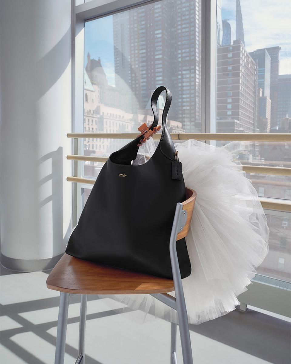 輕奢的回歸，不意味著，民眾買不起更高的價格、一味地追求 CP 值（Cost Performance，性價比）。而是現在的消費者變得更加謹慎了，他們懂得正視商品的質感與設計，不再一味地跟隨大牌的漲價，而照單全收。