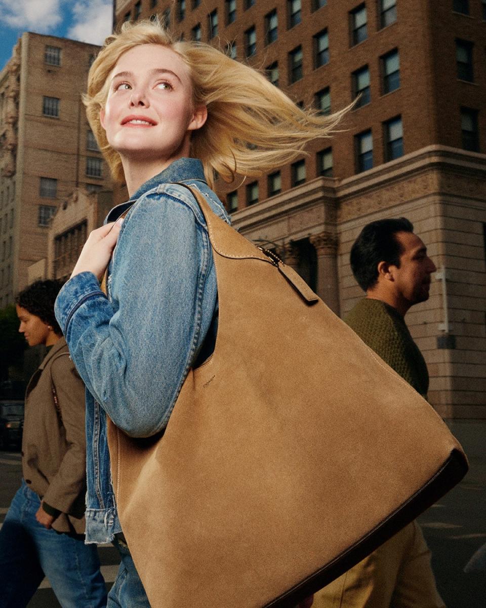 置身不穩定的全球奢侈品市場，Coach 以「雙位數」的營收增長幅度前行，顯示：其產品持續激起消費者慾望。最熱賣的包款像是 Empire 和 Brooklyn，成為營收的主力，紛紛吸引了大量的 Z 世代和千禧世代的消費者。