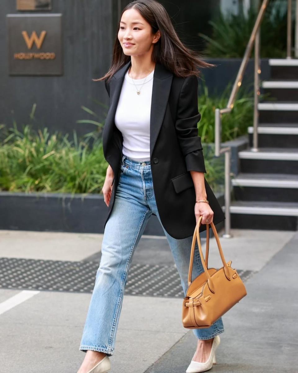 這兩款包款都沒有明顯的 Logo 圖案，倚靠著極簡的設計，並兼具良好的面料品質，以及實用的收納空間，成為靜奢浪潮下，年輕世代的選擇。