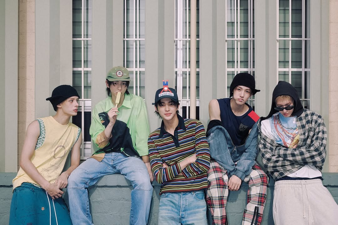 ​​​​​​​他們的團名「CORTIS」源自「Color Outside The Lines」不規則拼取的六個字母，象徵「跳脫框架，自由創作」的精神 。