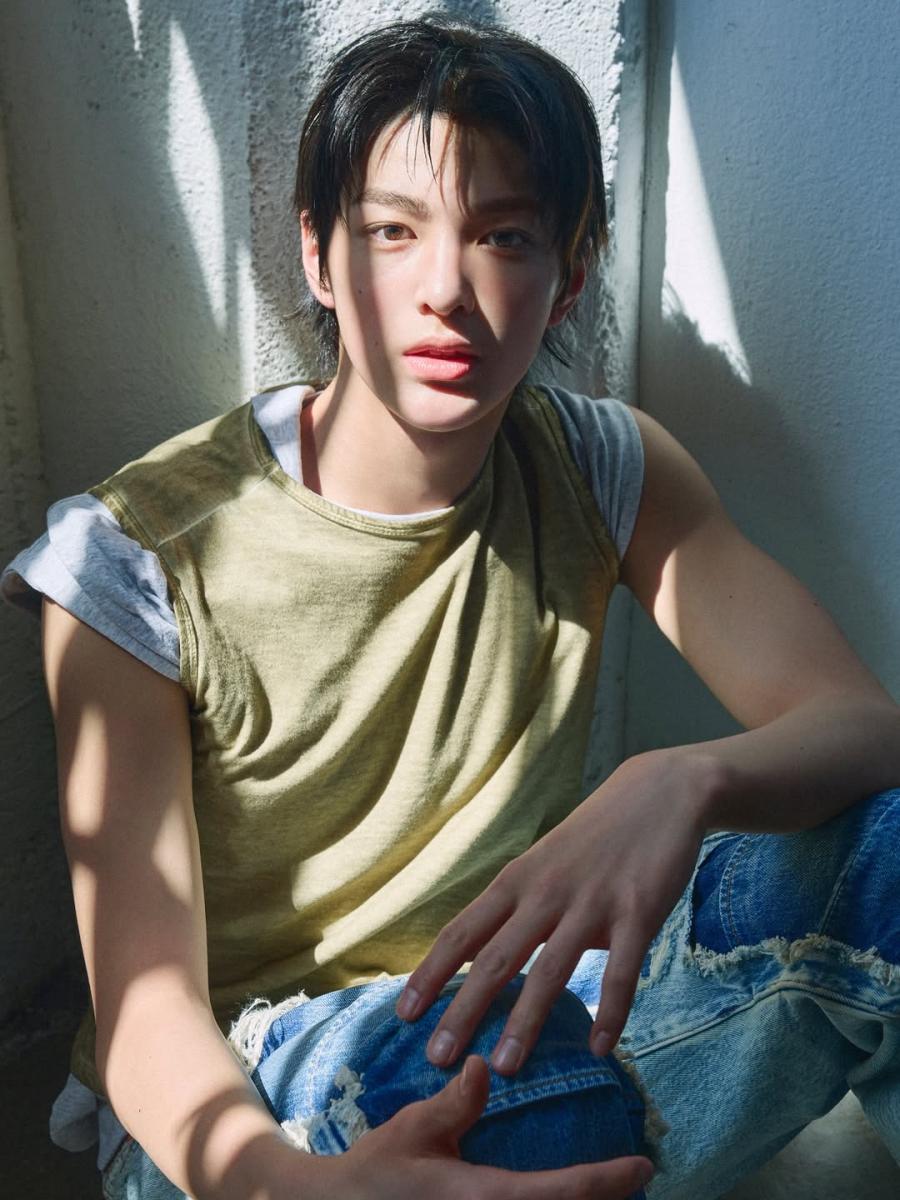 近日陸續釋出的演出舞台中，成員  Keonho（安乾鎬）的高顏值更成功收編一票粉絲。