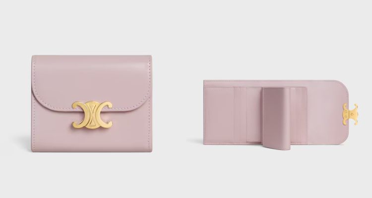 Celine這款淡粉色短夾以天然皮革紋理呈現細膩質感，正面飾有立體凱旋門標誌，象徵品牌經典符碼，為簡約設計注入建築般的立體感。