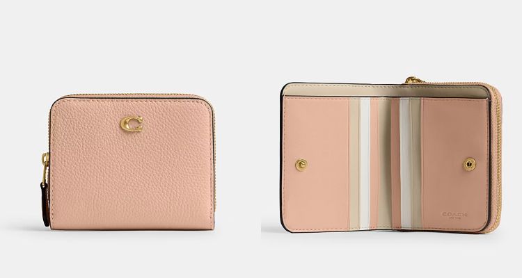 Coach柔和的粉色調為短夾的俐落外型增添浪漫氛圍，正面點綴品牌經典C標誌，小巧尺寸卻擁有完善收納規劃，內含卡槽、鈔票位與零錢袋，日常使用井然有序。