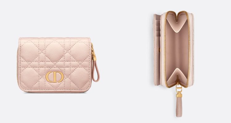 Dior Caro Scarlet短夾夾以淡粉色羊皮打造，標誌性的Macrocannage大籐格紋絎縫，凸顯品牌經典工藝細節，並以復古金色CD標誌點綴正面。
