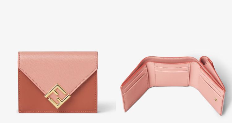 來自Fendi的FF Diamonds三摺疊皮夾，以粉紅與赭棕雙色皮革拼接而成，結合光滑與全紋理材質，營造層次感與視覺張力。
