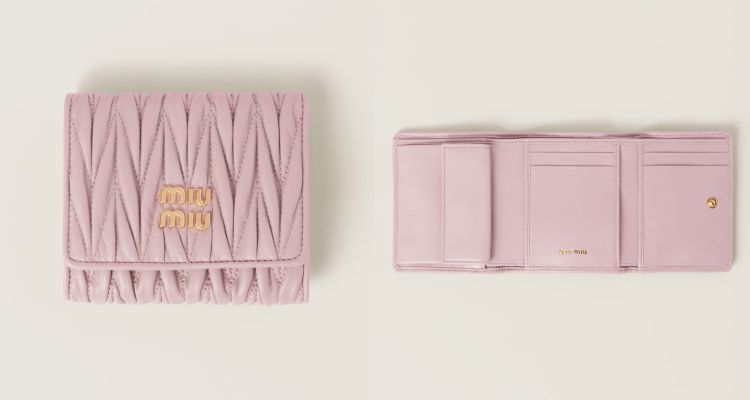 Miu Miu以獨特立體皺褶工藝勾勒細膩層次，觸感柔軟卻保有結構感，完美演繹少女感與高級感的平衡。小巧外型配上品牌金屬字母標誌成為亮點。