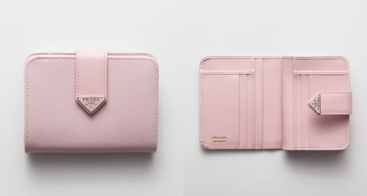 Prada粉色皮夾以標誌性壓紋皮革打造，俐落輪廓中暗藏細緻巧思，內部設有四個卡槽與六個內袋，按扣開合設計安全便利。