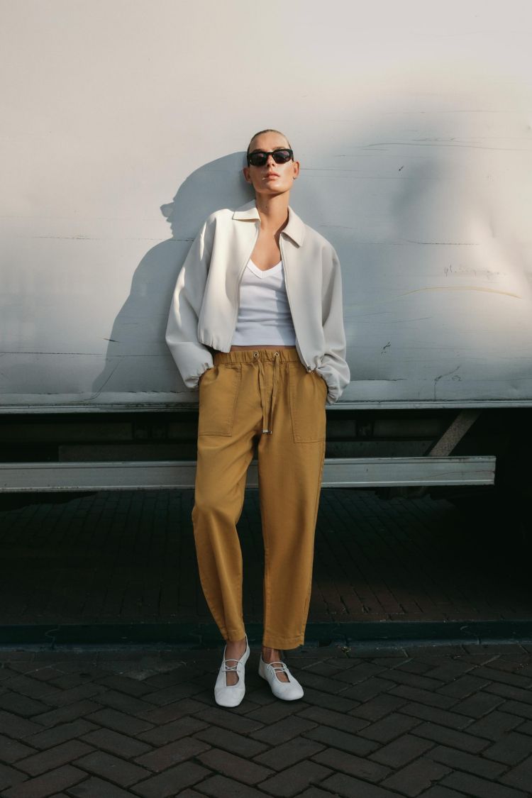 褲長的選擇往往決定腿的「長度感」。想顯高，首先要避免褲長卡在小腿中段，因為這會直接切斷視覺比例。