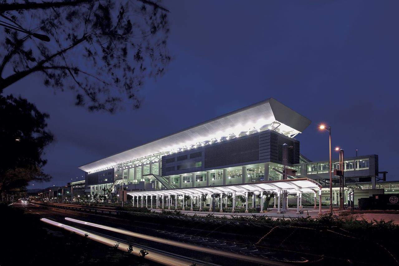 除了新列車與政策的調整，高鐵左營站也將迎來更便利的搭乘體驗。未來，高鐵左營站將與高捷左營站設立「連通道」。過去，高鐵乘客在轉乘捷運時，需從 1 樓的月台上至 2 樓的大廳，再經由大門的電扶梯下到 1 樓，再轉往地下層進入高捷。