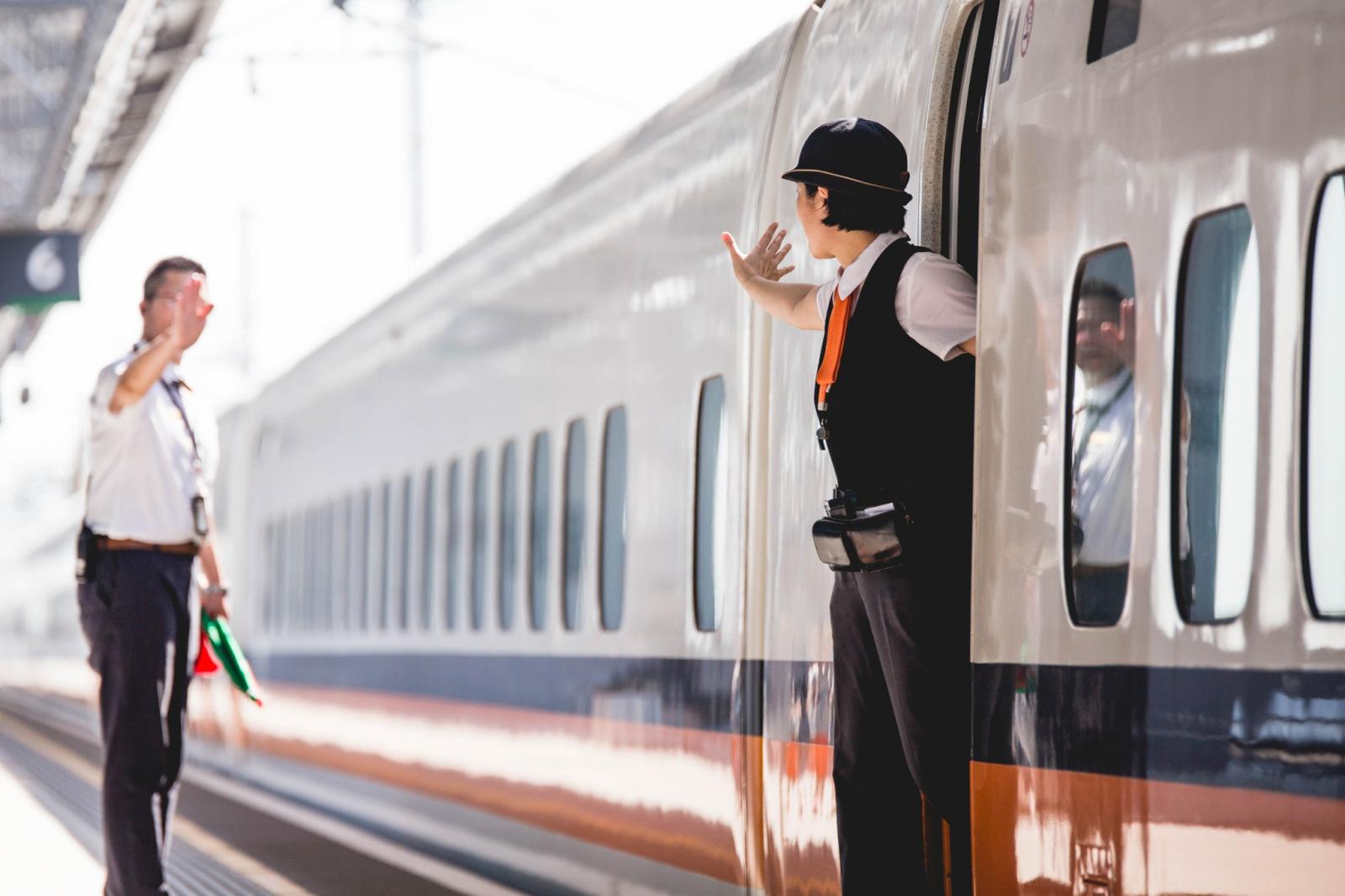 高鐵「宜蘭站」通車後，將大幅縮短與台北間的通勤時間。從宜蘭站至南港站約需 20 分鐘，宜蘭站至台北站約 27 分鐘。最大運能可達每小時 12 班列車，載運量約 1.8 萬人次。未來高鐵與台鐵將分工合作，共同提供台北至宜蘭的運輸服務，並引導部分原由樹林站始發的台鐵列車改由宜蘭站發車，以進一步紓解台鐵樹林至七堵間的路線容量瓶頸。