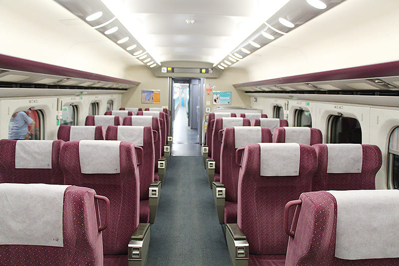 除了全新的列車，高鐵也將打造更好的乘車服務，於今年 9 月 22 日起，實施「寧靜車廂」政策，未來旅客在高鐵車廂內使用手機、平板等 3C 產品時，將強制配戴耳機。若有講電話的需求，則必須移步到車廂玄關（車廂與車廂之間）。