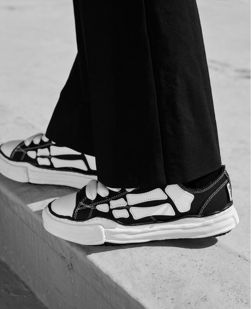 第二名是由日本設計師三原康裕所創立的潮牌 Mihara Yasuhiro，他透過極具鮮明的「溶解鞋」Original Sole Sneakers，成功地在市場上建立獨特的品牌定位與形象，以高達 63% 的增幅，位居全球增速最快的運動品牌亞軍。