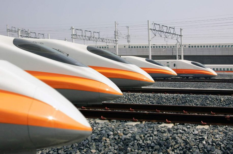 值得一提的是，未來高鐵宜蘭站將與台鐵共構。站址將往北移，以靠近縣政中心，方便民眾洽公，且腹地更為完整。高鐵與台鐵月台長度約 200 至 300 公尺，月台北側位於縣議會前的和平路。通車後，乘客可於高鐵宜蘭站轉乘高鐵或台鐵，提高交通便利性。高鐵目標在 2051 年，高鐵「宜蘭站」一天進出站人次平日達 2.7 萬人次、假日一天達 6 萬人次。