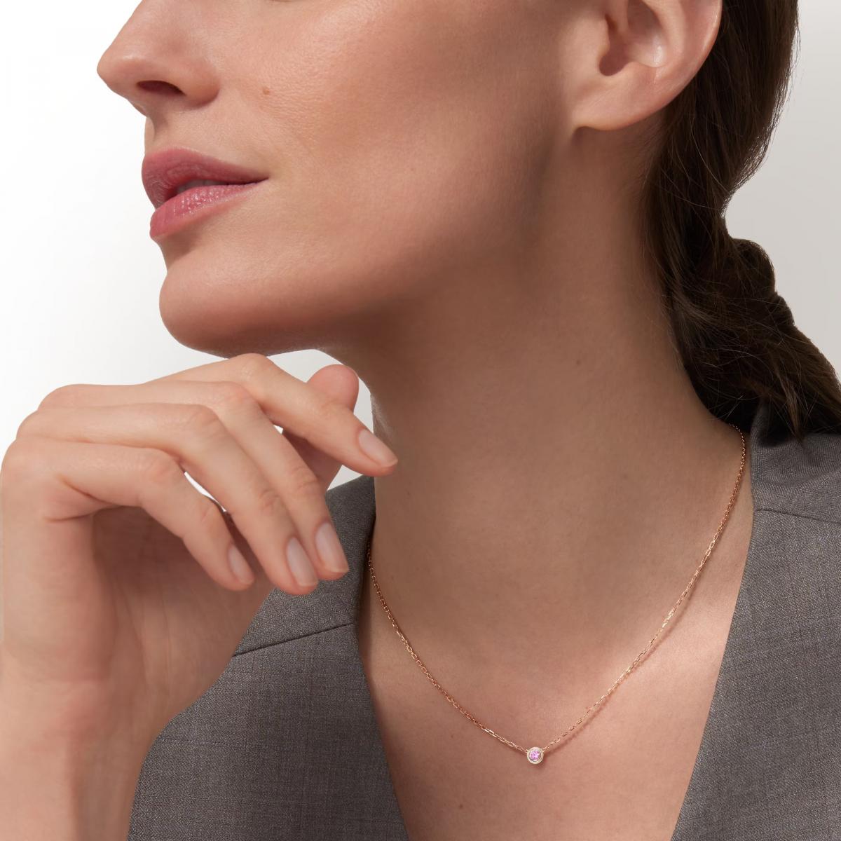 在琳瑯滿目的精品珠寶世界裡，價格往往是阻擋大眾的門檻。然而，這些4萬元內的項鍊卻顛覆了既定印象：它們不僅保有品牌一貫的工藝與設計語彙，更透過精緻細節與特殊寓意，讓佩戴者能以相對親民的價格，擁有一件足以陪伴多年的經典作品。