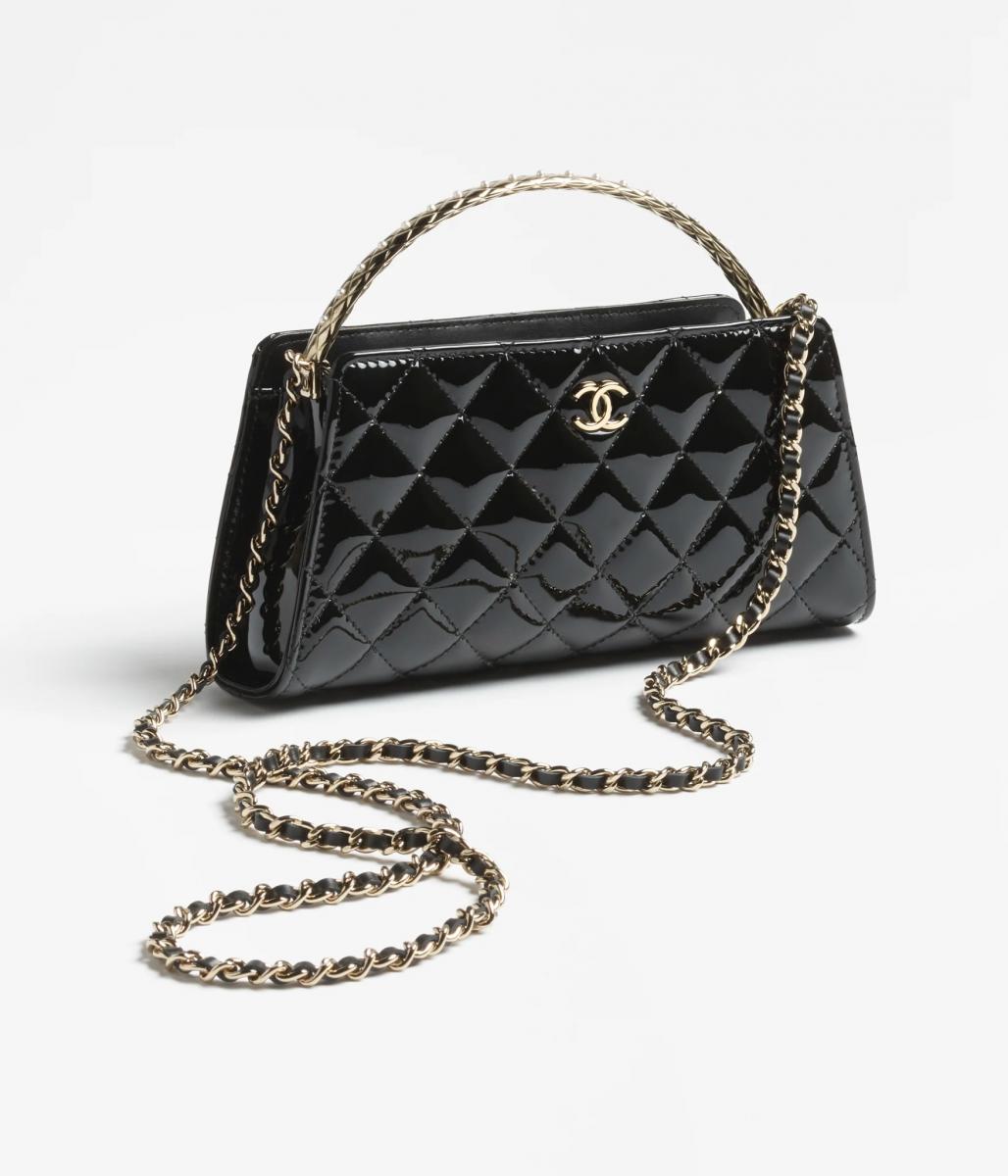 有晚宴需求的女孩，這款漆皮包可列入首選！提把上帶有菱格紋元素以及小珍珠的設計，展現品牌工匠的細緻工法，背帶上以標誌性的皮穿鍊為主角，整體展現出極致優雅的氣息。