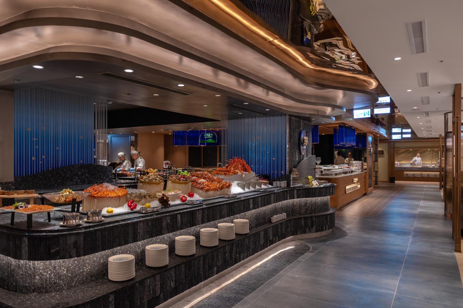 島語廳以「Fine Dining+Buffet」的混血模式為核心,九大島檯宛如九間獨立餐廳:從直送漁港的生魚片握壽司、戰斧豬排與肋眼牛排,到現煮煲湯、古早味片皮鴨與甜點冰品,每一道都追求專業級呈現。