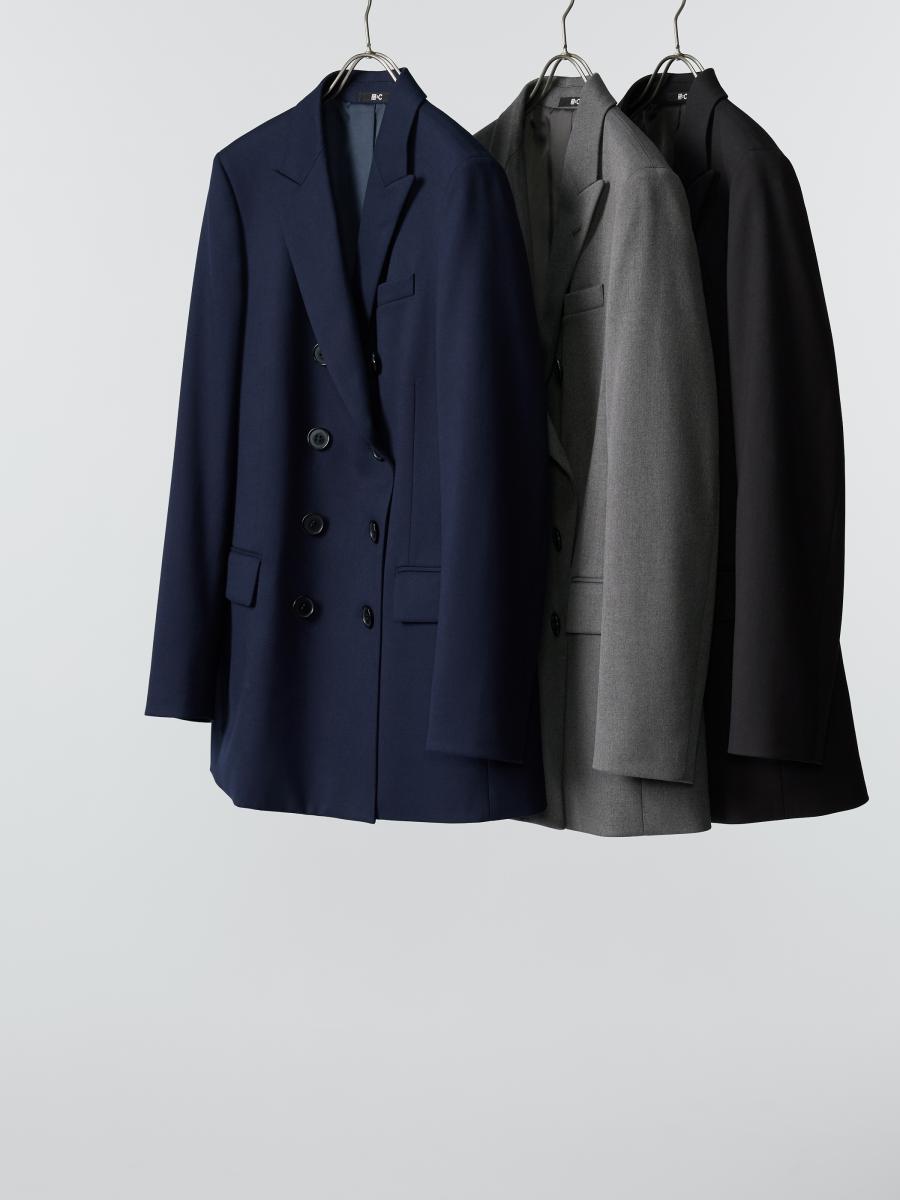 除了大衣外，者款雙排扣西裝外套亦能成為本季冬天的禦寒寶物！在設計上介於正式與休閒，中版無過度收腰的版型，可滿足內搭服裝的各種厚薄，尖領的領片運用，則讓整體更為時髦。