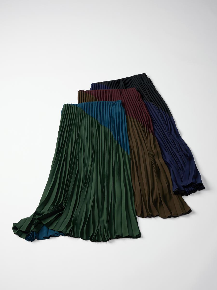 長裙不只能延伸腿長，更能為女孩帶來優柔的氣息！在本次推出的長裙中，這款拼色系列很引人注目，設計師用低報和度的兩種顏色拼接，讓裙子在保持搭配性之餘也更有特色。