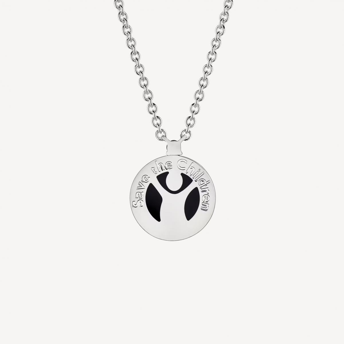 背面鐫刻上「Save the Children」標誌，每一件售出，品牌將捐贈95歐元（約台幣3380元）予救助兒童會，讓美麗化為實際行動。