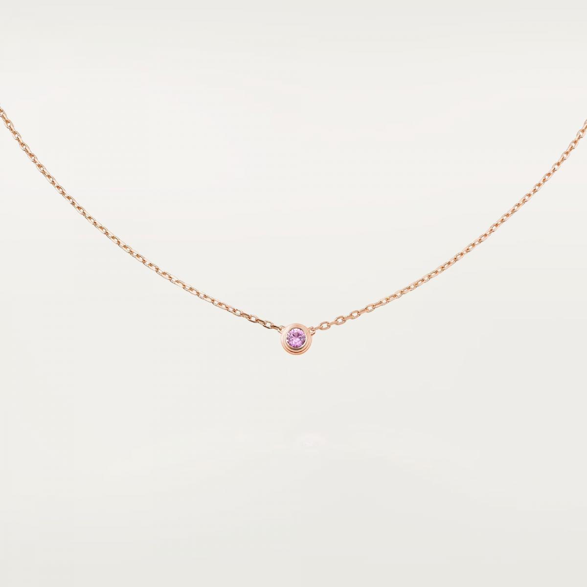 Cartier d'Amour 系列原是1938年問世的經典設計，如今以更現代化的姿態重生。這款粉紅藍寶石項鍊，直徑僅5.03毫米，卻透過精緻鑲嵌展現無與倫比的細膩。