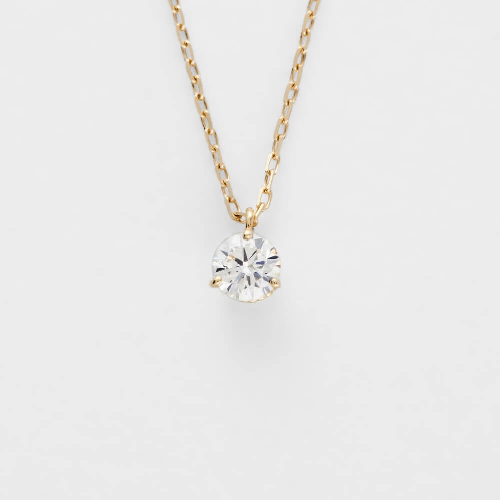 誕生於1990年東京青山的 agete 阿卡朵，以兼具設計感與日常性的輕珠寶著稱。這款14K黃金單鑽項鍊，採用3爪鑲嵌的鏤空鑽石座，從側面看宛如皇冠托起寶石，細節處處展現工藝心思。
