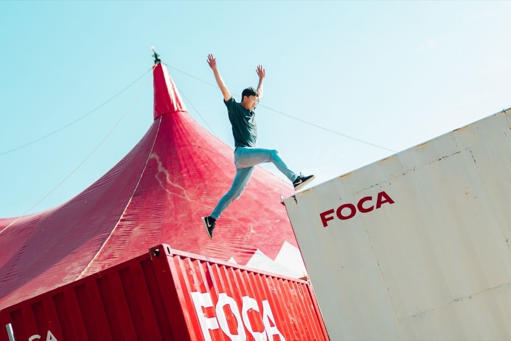 繼去年馬戲藝術節於高雄登場後,今年春節 FOCASA 馬戲團攜手林懷民、幾米,於台中市戶外圓滿劇場暨文心森林公園舉行,打造一座限定 6 天的馬戲主題樂園。活動結合藝術、市集、遊逛與節慶的跨界交融,形成一場文化嘉年華,成為春節旅遊的最佳首選,吸引所有大朋友、小朋友一同共襄盛舉。