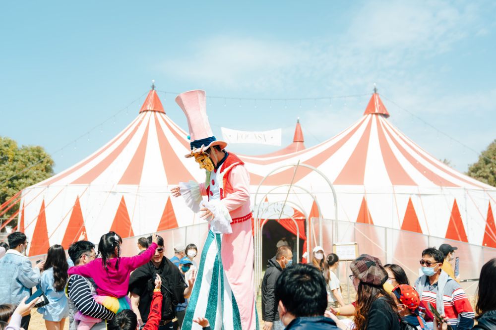 繼去年馬戲藝術節於高雄登場後,今年春節 FOCASA 馬戲團攜手林懷民、幾米,於台中市戶外圓滿劇場暨文心森林公園舉行,打造一座限定 6 天的馬戲主題樂園。活動結合藝術、市集、遊逛與節慶的跨界交融,形成一場文化嘉年華,成為春節旅遊的最佳首選,吸引所有大朋友、小朋友一同共襄盛舉。