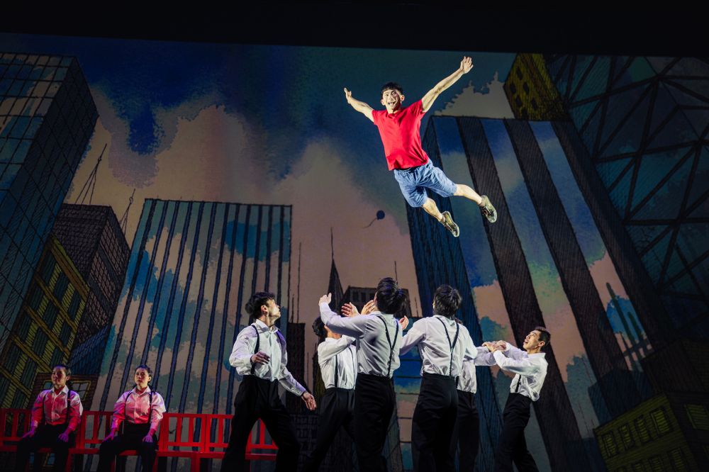 最大的亮點之一,莫過於《幾米男孩的 100 次勇敢》,將於可容納 5,000 名觀眾的圓滿戶外劇場上演。這是林懷民聯手 FOCASA,將幾米繪本角色搬上舞台,結合馬戲、舞蹈、音樂與投影的大型跨界演出。作品曾於台南、高雄演出,並將於明年春天遠赴香港藝術節登台,累計 39 場全數完售,吸引逾 5 萬名親子觀眾觀賞,逐漸成為夢幻而美好的集體記憶;今年春節可別錯過了!