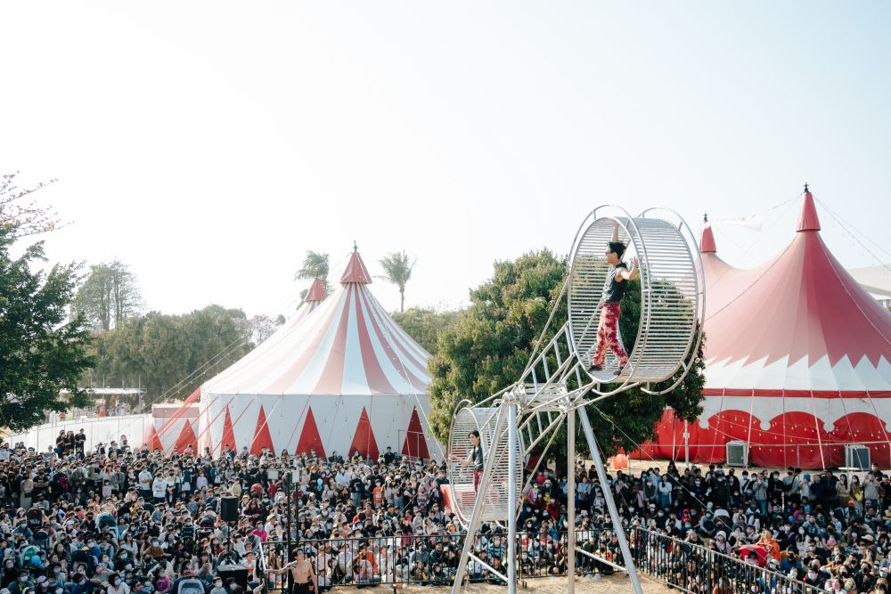 在創辦人林智偉的堅持下,FOCASA 馬戲團創立至今已逾 15 年,是台灣第一個專業當代馬戲團,致力於將馬戲藝術帶入劇場與生活,並將台灣馬戲推向國際舞台。團隊打造台灣有史以來最大的馬戲帳篷,名稱結合 FOCA(福爾摩沙馬戲團)與 CASA(拉丁文:家)之意,傳遞「馬戲即是生活」的精神。